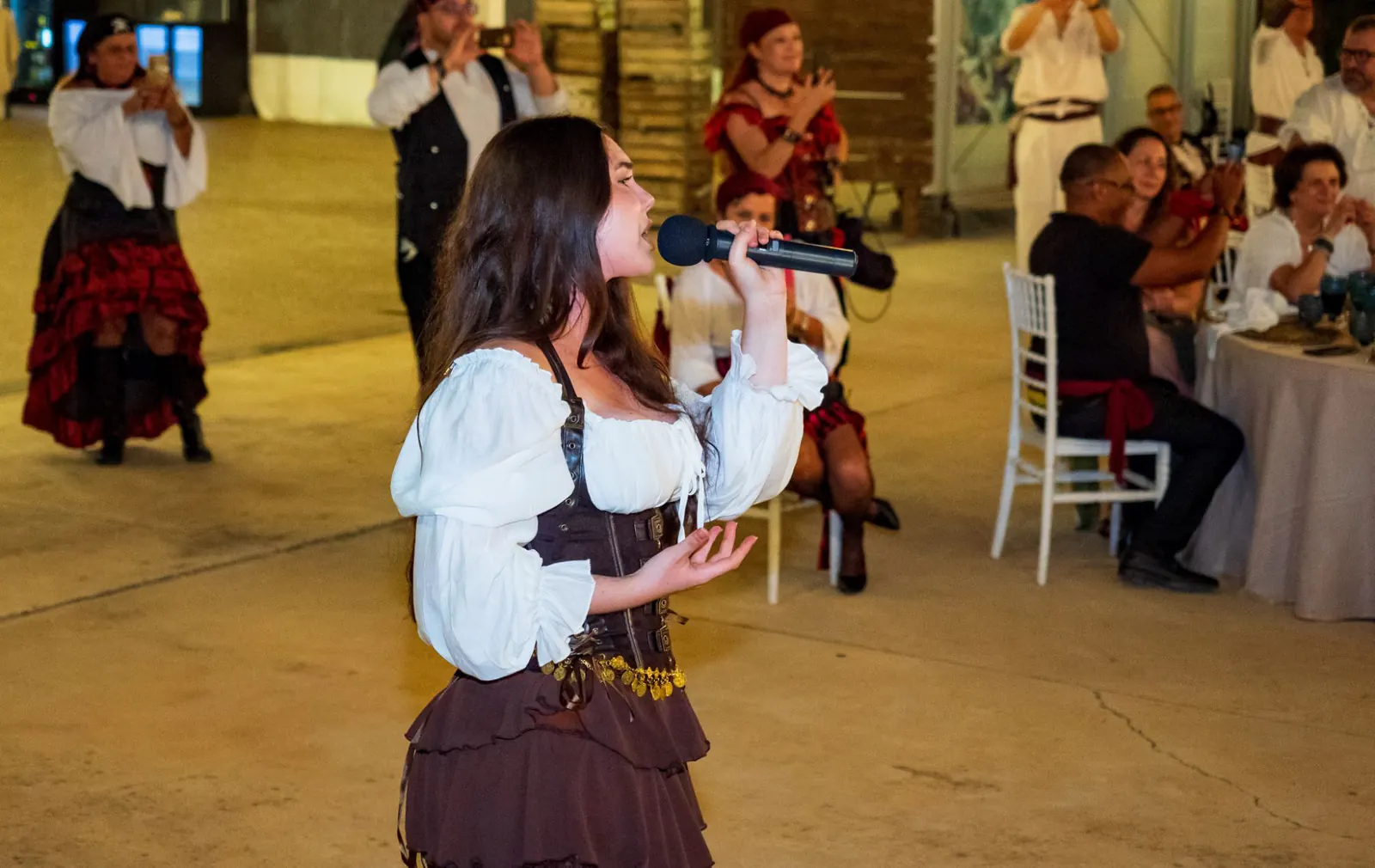 Rocío cantando en una boda con temática pirata