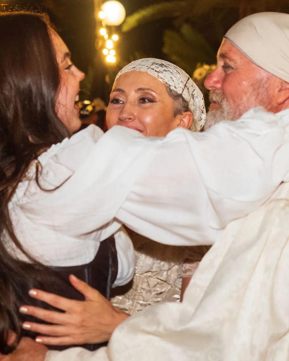 Rocío abrazando a los novios, emocionados, en una boda de temática pirata