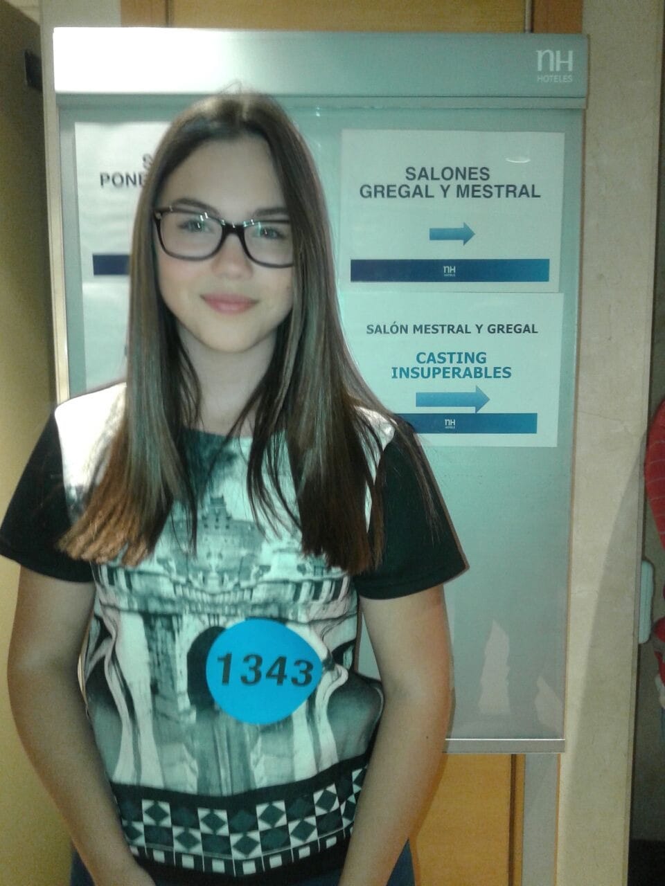 Rocío, muy joven y con gafas, con el dorsal 1343 en un casting de televisión en un hotel NH.