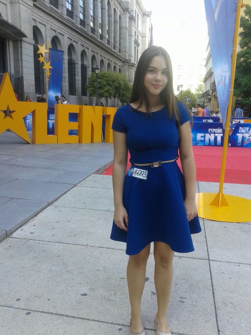 Rocío con el dorsal de participante en el casting de Got Talent España, en la alfombra roja del programa.