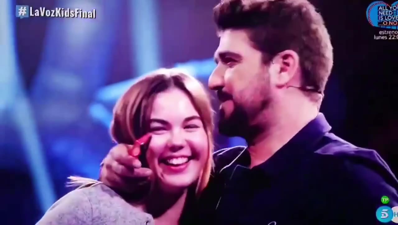 Rocío Hernández cantando La gran final de La Voz Kids